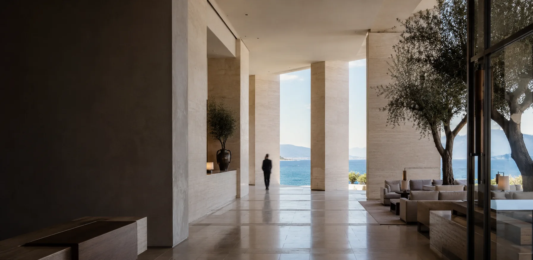 Lobby d'un hôtel contemporain ouvert sur la Méditerranée
